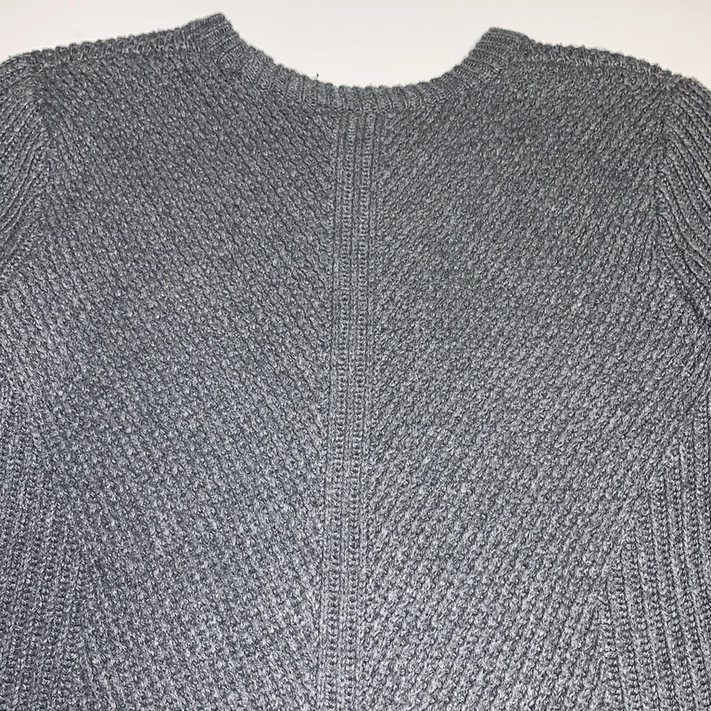 Madewell hex comb 1937 grey Sweater size Medium. Crew neck. slits on the side. - Picture 14 of 16